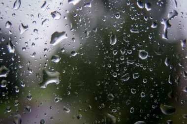 Pencerede yağmur damlaları