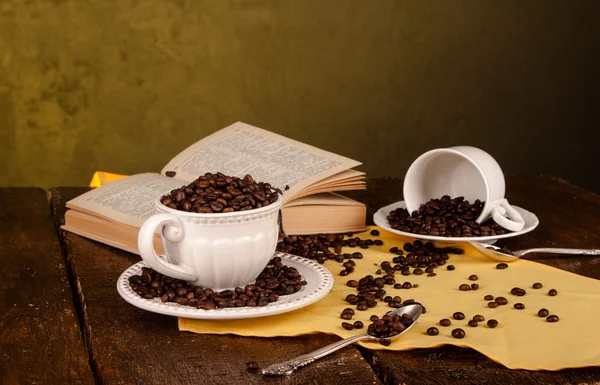 Una tazza di chicchi di caffè — Foto Stock