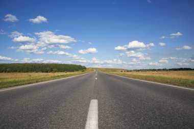 boş asfalt yol.