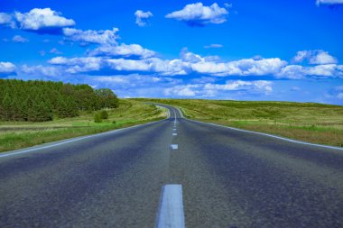 boş asfalt yol.