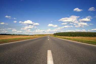 boş asfalt yol.