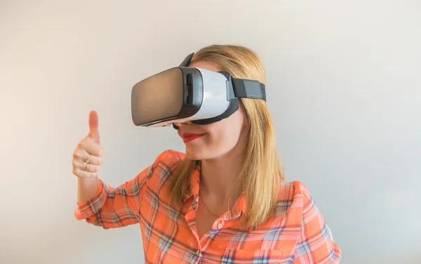 Chica en una realidad virtual . — Foto de Stock