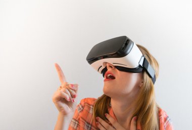 Sanal gerçeklik kız.