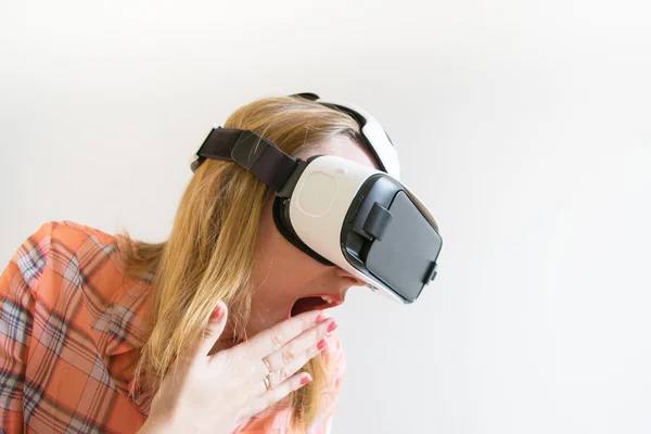 Chica en una realidad virtual . — Foto de Stock