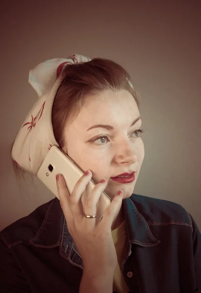 Talking on a cell phone. — Stock Photo, Image