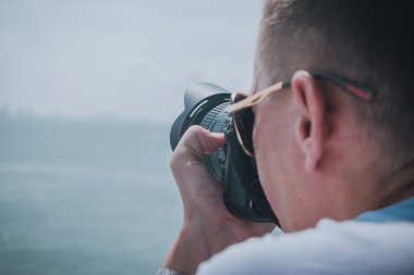 Kameralı genç adam.