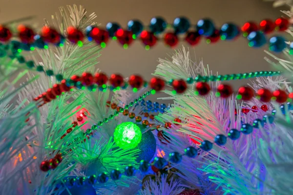 Brinquedo brilhante na árvore de Natal — Fotografia de Stock