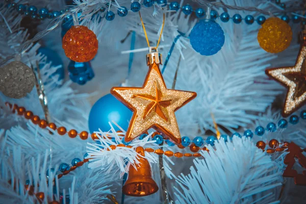 Brinquedo brilhante na árvore de Natal — Fotografia de Stock