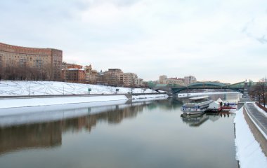 motorlu gemi Nehri üzerinde