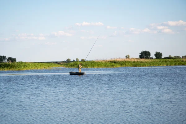 Pescador en barco — Foto de Stock