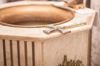 Hıristiyan kilisesinin içi, beyaz mermer ve yaldızlı. Üzerinde haç olan büyük metal haç..