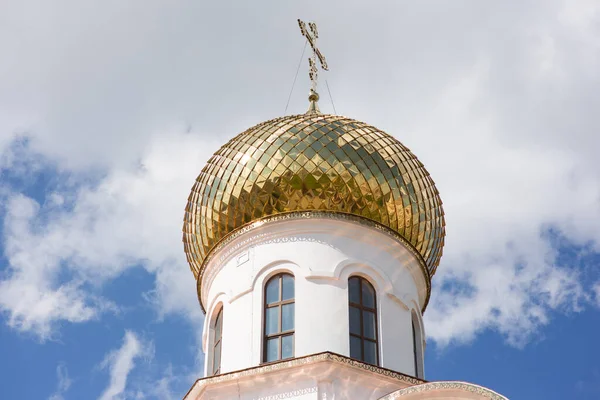 Zlatá Kupole Křížem Svítí Slunci Bílá Věž Křesťanského Kostela Modrá — Stock fotografie