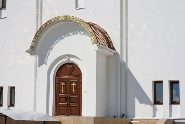 Velké Hnědé Dřevěné Dveře Křesťanského Kostela Zlaté Kříže Dveřích Bílé — Stock fotografie