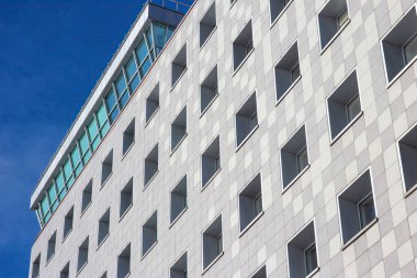 Derin mavi gökyüzüne karşı kurulmuş güzel, modern bir bina..