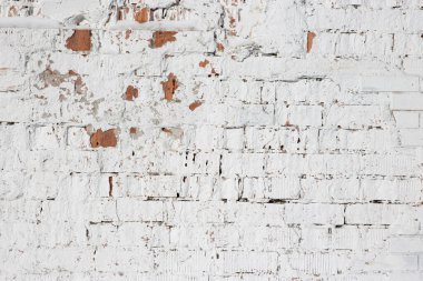 Beyaz, eski tuğla arka plan. Kırık beyaz boyayla boyanmış eski tuğla duvar..