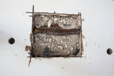 Banka kasasına girme girişimi başarısız oldu. Kasanın çelik duvarları betonla dolu. Zorla girme duruyor.