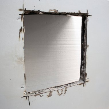 Banka kasasında testereyle kesilmiş. Nöbetçi kasa deliği. Betonla dolu kasanın çelik duvarları içeri girmeye dayanamadı.