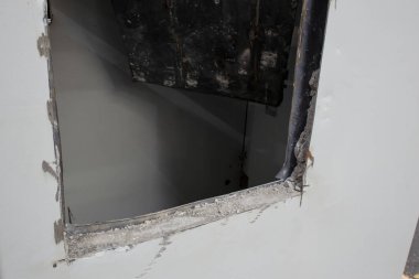 Zırhlı bir bankanın duvarında kare bir delik. Banka kasasından çalmak için başarılı bir girişim..