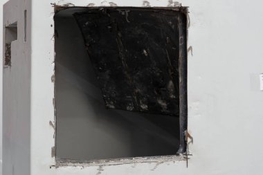 Zırhlı bir bankanın duvarında kare şeklinde bir delik. Banka kasasından çalmak için başarılı bir girişim. Betonla dolu çelik duvarlar kırılmaya dayanamadı..