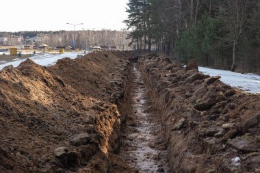 Kablo döşemek için donmuş zeminde büyük, uzun bir çukur kazdık. Güzel bir doğal manzara yok oldu.