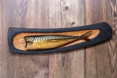 El yapımı meşe ağacında soğuk füme uskumru.