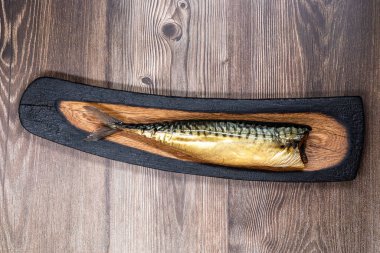 Güzel bir el yapımı meşe ağacının üstünde soğuk füme uskumru.