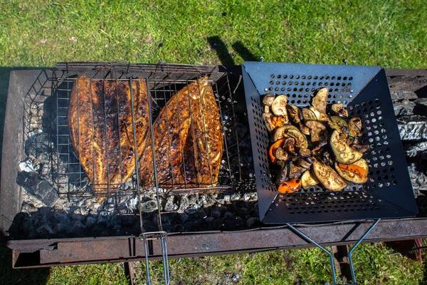 Grillen Freien Mit Gegrilltem Grill Mit Makrele Und Einer Pfanne — Stockfoto