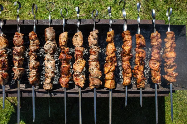 Viele Spieße Mit Leckeren Spießen Auf Einem Alten Rostigen Grill — Stockfoto