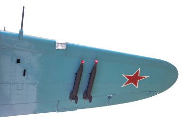 2. Dünya Savaşı 'ndan kalma Rus Il-2 saldırı uçağıyla kanadın alt görüntüsü.