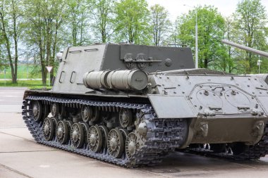 ISU-152 tankının arka görüntüsü. 2. Dünya Savaşı sırasında geliştirilen ve kullanılan Sovyet otomatik silahı.