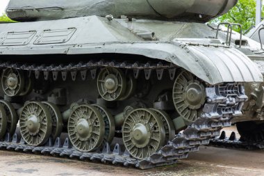 2. Dünya Savaşı 'ndan kalma Rus IS-2 tankının silindirleriyle zırhlı gövde ve pist.