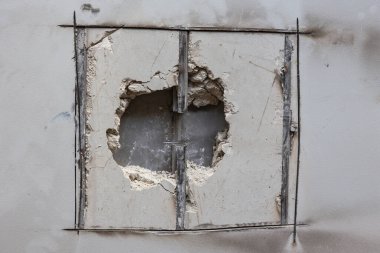 Banka kasasına girme girişimi başarısız oldu. Hırsızlar ATM 'ye girmekte başarısız oldular. Açı öğütücü ve balyozla.