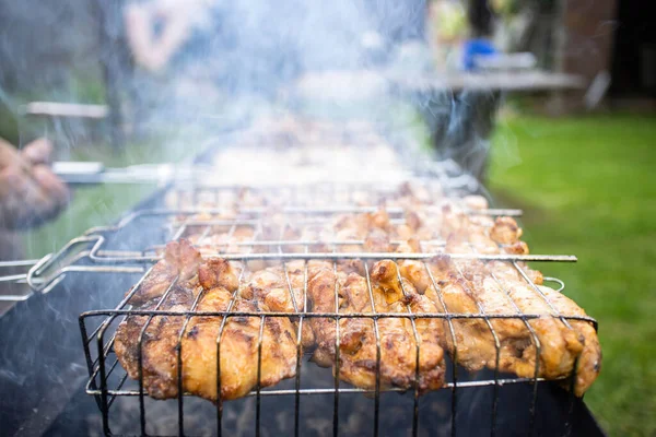 Holzkohlegrill Freien Mit Appetitlichen Hühnerstücken Die Rauch Garen — Stockfoto