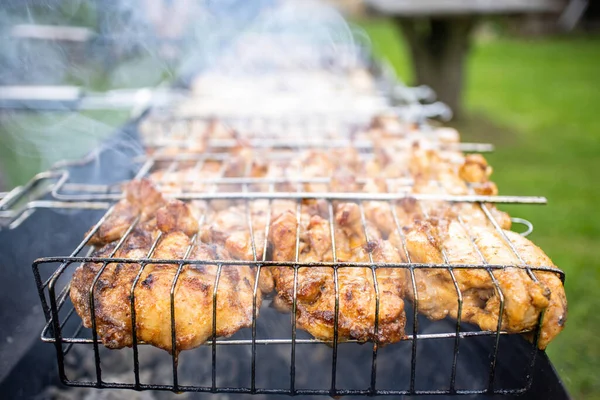 Holzkohlegrill Freien Mit Appetitlichen Hühnerstücken Die Rauch Garen — Stockfoto