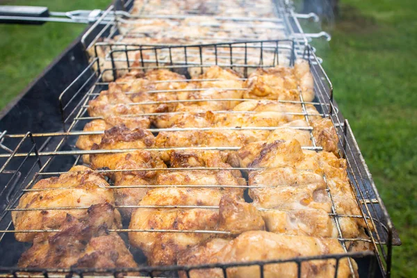 Holzkohlegrill Freien Mit Appetitlichen Hühnerstücken Die Rauch Garen — Stockfoto