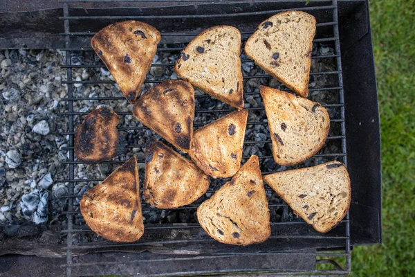 Appetitliche Brotscheiben Werden Auf Dem Holzkohlegrill Gebräunt — Stockfoto