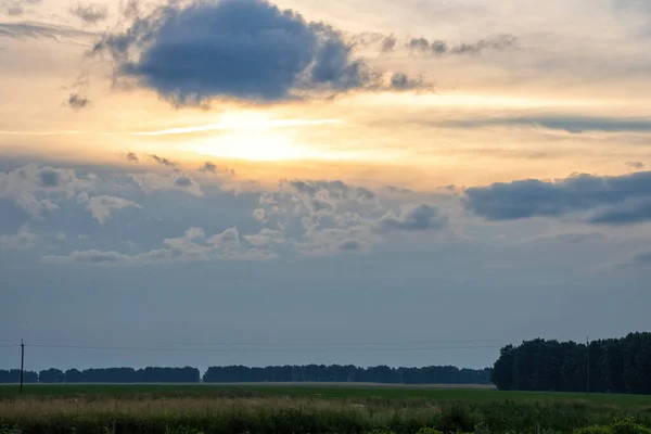 Matahari Terbenam Berwarna Warni Langit Berawan Pedesaan — Stok Foto