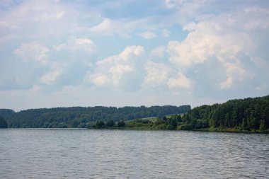 Sıcak yaz mevsiminde sakin, huzur verici göl manzarası