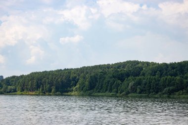 Sıcak yaz mevsiminde sakin, huzur verici göl manzarası