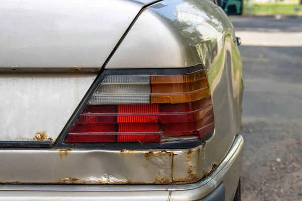 Viejo Auto Podrido Oxidado Cerca Cuerpo Del Coche Través Corrosión Imágenes De Stock Sin Royalties Gratis