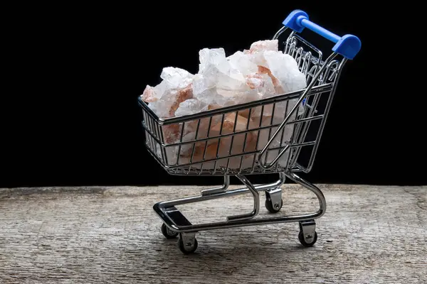 Grandes Pedaços Sal Rosa Himalaia Empilhados Pequeno Carrinho Compras Uma — Fotografia de Stock