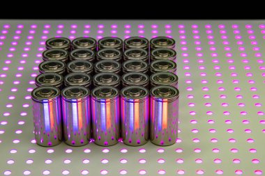 Yeni modern yüksek kapasiteli lityum iyon pilleri. Laboratuvar masasındaki yeni pillerin prototipi..