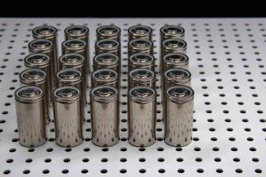 Yeni modern Lityum demir fosfat bataryaları. Laboratuvar masasındaki yeni pillerin prototipi..