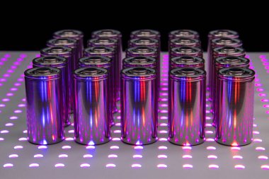 Yeni modern yüksek kapasiteli lityum iyon pilleri. Laboratuvar masasındaki yeni pillerin prototipi..