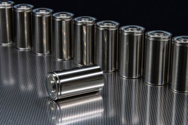 Bir paket yeni yüksek kapasiteli lityum iyon hücresi. Laboratuvar masasındaki yeni pillerin prototipi..