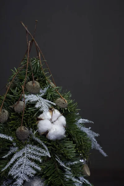 Vacker Vinter Julgran Gjord Färska Nobilis Gran Dekorerad Med Festliga — Stockfoto