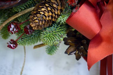 Yakın plan Noel at nalı çelengi köknar dalları, Noel baloları ve doğal malzemelerle süslenmiş, Yeni Yıl konsepti