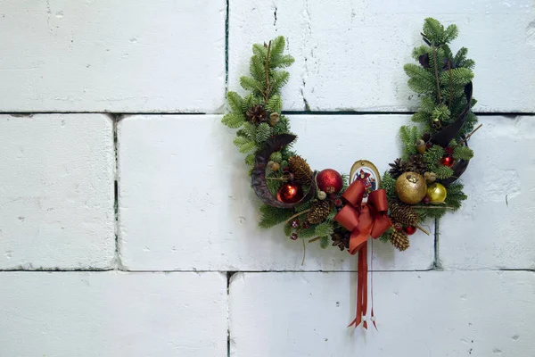 Grinalda Ferradura Natal Videiras Decoradas Com Ramos Abeto Bolas Natal — Fotografia de Stock