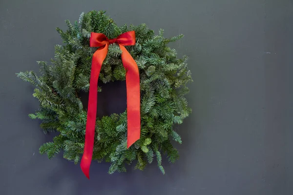 Grinalda Ramos Abeto Natal Minimalista Elegante Com Arco Vermelho Fundo — Fotografia de Stock