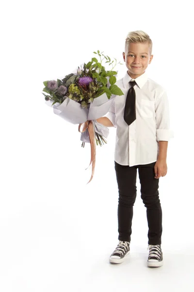 Alegre chico rubio de moda da ramo sobre fondo blanco estudio, flores de entrega, Primavera de la Mujer Día —  Fotos de Stock